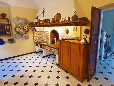 Kitchen or kitchenette, Communal kitchen