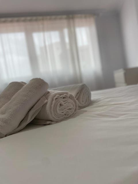 Bed, Bedroom, towels