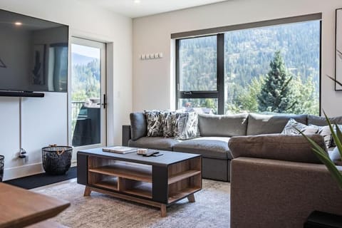 Stoked Penthouse- Panoramic view, private hot tub Condominio in Revelstoke
