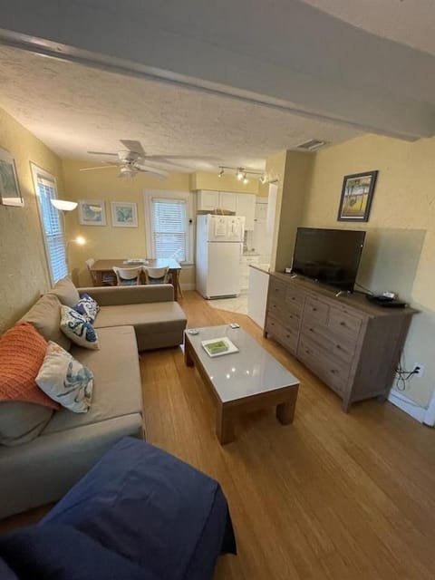 1BR 1BA NorthStar Bungalow. Just Steps to the beach and the bay. Maison in Tierra Verde