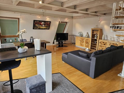 Communal lounge/ TV room, TV and multimedia, Living room, Seating area, Evening entertainment