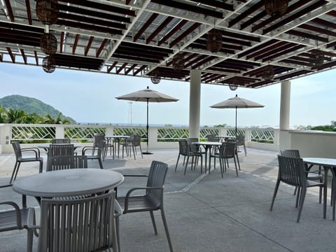 Natural landscape, View (from property/room), Balcony/Terrace, Dining area, Mountain view