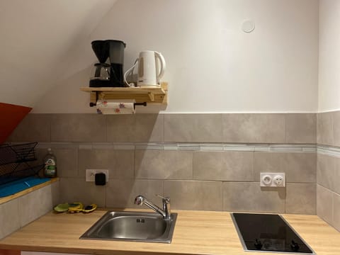 Coffee/tea facilities, Kitchen or kitchenette, stove