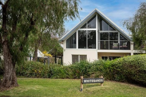 Whitesands Beach Villa - Quindalup House in Dunsborough