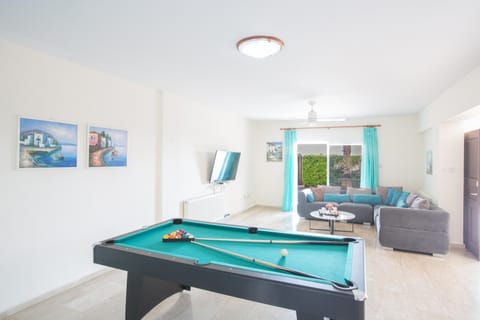 Billiard, TV and multimedia, Living room, Seating area