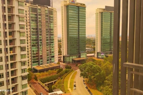 HA1605- 2 BEDROOM- WI-FI-NETFLIX-PARKING- CYBERJAYa, 3077 Condo in Putrajaya