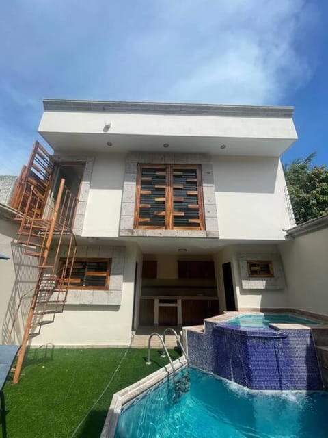 Casa con alberca en excelente ubicación, para grupos grandes de personas Villa in Mazatlan