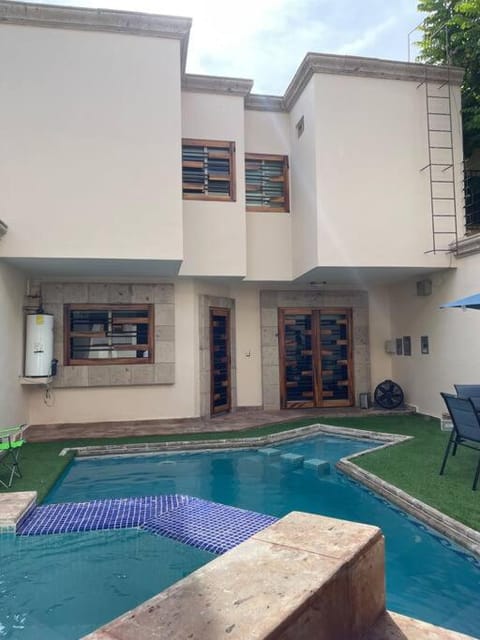 Casa con alberca en excelente ubicación, para grupos grandes de personas Villa in Mazatlan