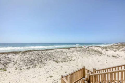 One Foxy Beach- Brand New Beach Front Sleep 21! Villa in West Beach