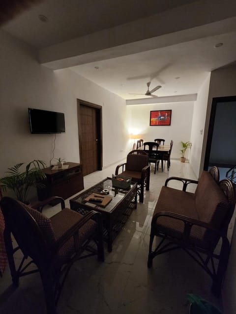 EXOTICA Service Apartments Next to Shahanshai Resort Condominio in Dehradun