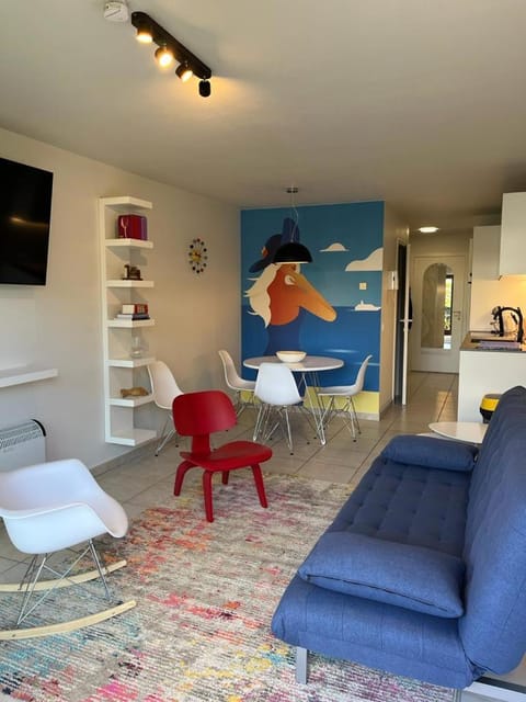 TV and multimedia, Kitchen or kitchenette, Living room, Seating area, Dining area