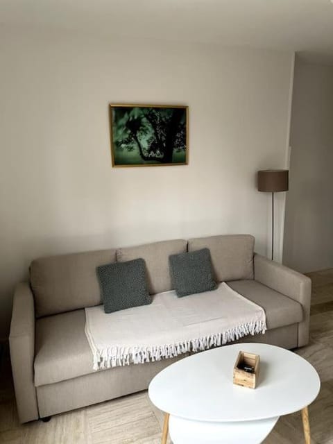 Cozy flat, quiet retreat w/ queen bed near forest Condominio in Barbizon