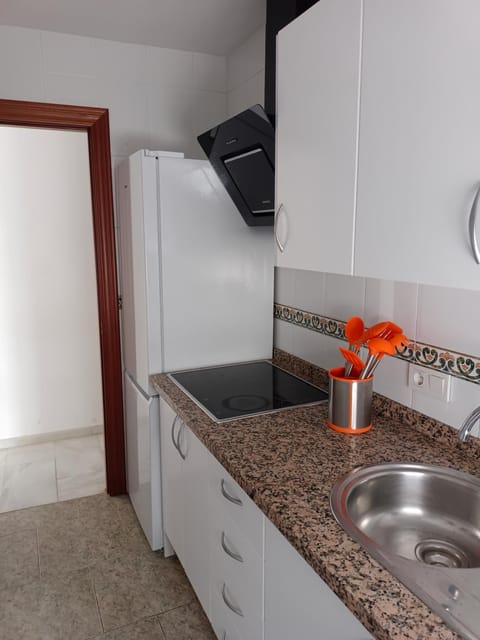 Kitchen or kitchenette, minibar, stove