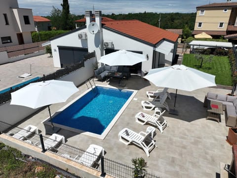 Property building, Bird's eye view, Swimming pool