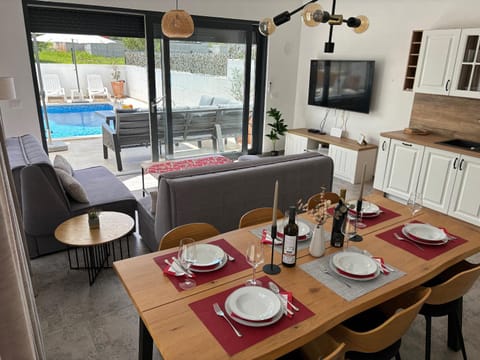 TV and multimedia, Living room, Seating area, Dining area, Swimming pool