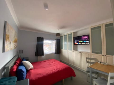 Bed, TV and multimedia, Bedroom