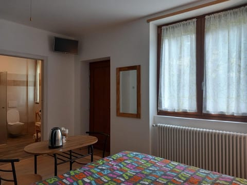 Bed, TV and multimedia, Coffee/tea facilities, Photo of the whole room, Bedroom, internet