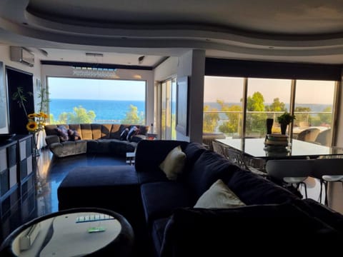 The View Beach Penthouse Condominio in Germasogeia