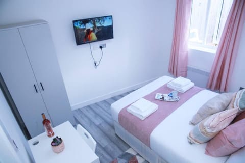 Impeccable 1-Bed Apartment in Harrow Condo in Harrow