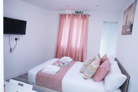 Impeccable 1-Bed Apartment in Harrow Condo in Harrow