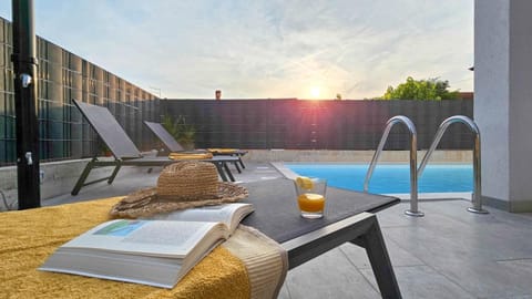 Swimming pool, sunbed