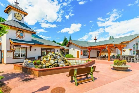 Romanna's all-season getaway at Icicle Village with pool and hot tub Condominio in Leavenworth
