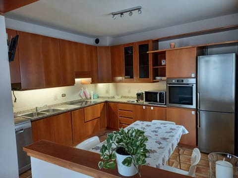 Kitchen or kitchenette, Dining area, dishwasher, minibar, pet friendly, stove