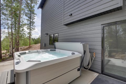 Luxurious Lead Vacation Rental with Private Hot Tub! Casa in North Lawrence