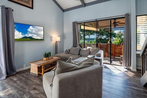 New! Kailua Bay Resort 2-306 - Beautifully renovated two-story condo with Primary Suite in Loft Casa in Holualoa
