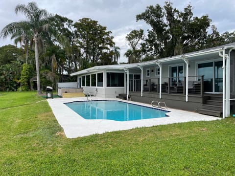Clear Lake Retreat: Private pool, lakefront House in Orlando
