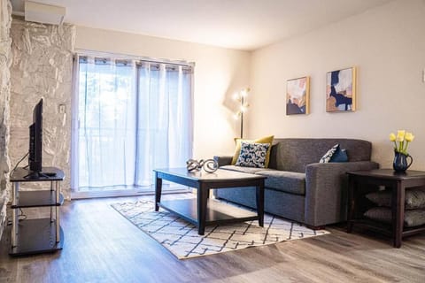 Modern & Cozy Microsoft Campus Condo with Parking House in Redmond
