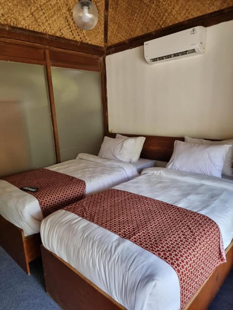 Bed, Photo of the whole room, Bedroom, air conditioner