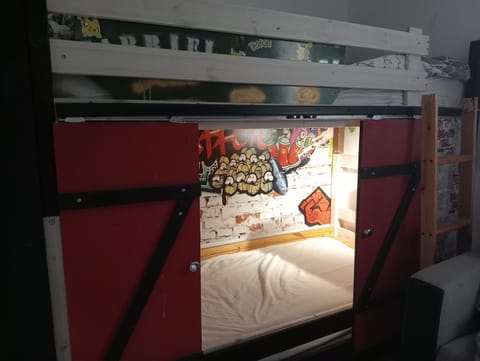 Bedroom, bunk bed