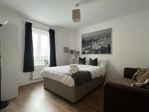 Home Away from Home: Cozy Two Bedroom Apartment Copropriété in Banbury