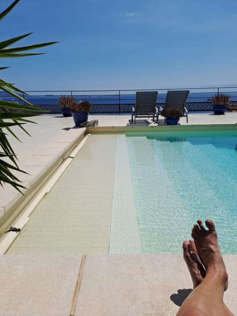 LES SUITES LOVE 2 SPA VUE MER PISCINe Bed and Breakfast in Marseille