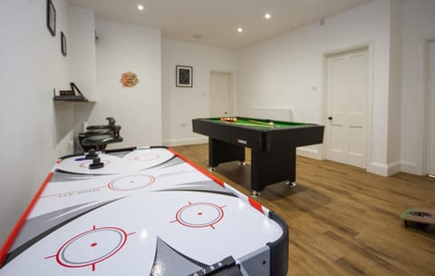 Billiard, Game Room