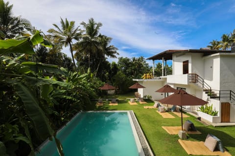 Property building, Garden, Swimming pool