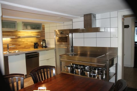 Coffee/tea facilities, Dining area, dishwasher, minibar, stove