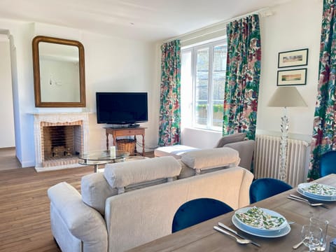 TV and multimedia, Living room, Dining area, flat iron