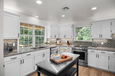 Rio Ranchito, Hot tub, River front, Fire Pit! House in Stonewall