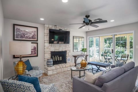 Rio Ranchito, Hot tub, River front, Fire Pit! House in Stonewall