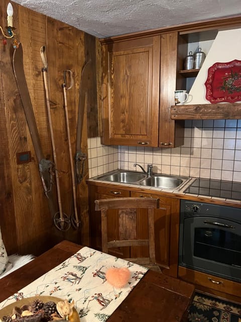 Kitchen or kitchenette, pet friendly, stove