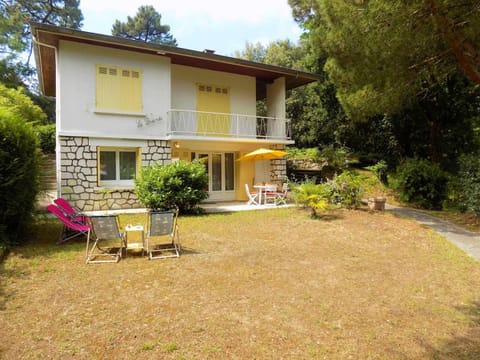 Property building, Patio, Day, Garden, Garden view