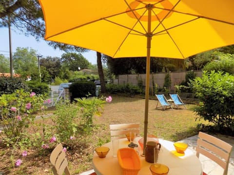 Patio, Day, Natural landscape, Garden, Dining area, Garden view, sunbed