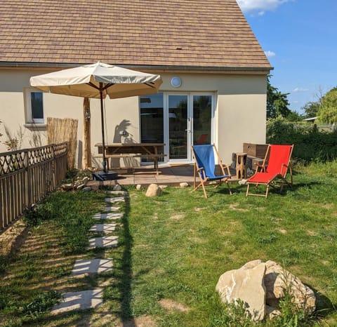 Le Rocky Lodge Large cottage with wooden deck and private garden next to Fontainebleau Forest Chalet in Fontainebleau