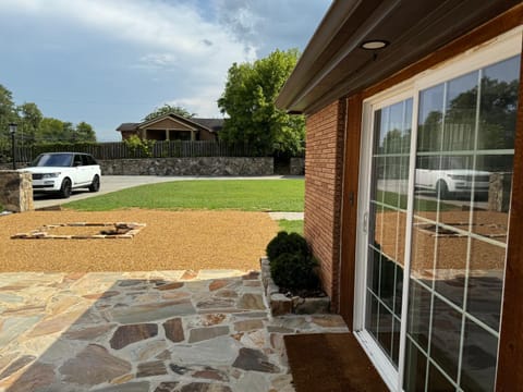 Property building, Day, Garden, Garden view, Parking