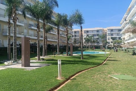 Shower, Garden, Swimming pool