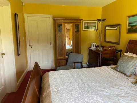 Bed, Photo of the whole room, Seating area, Bedroom