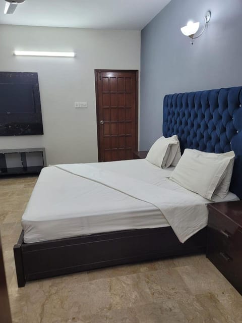 Karachi Family Guest House Bed and Breakfast in Karachi