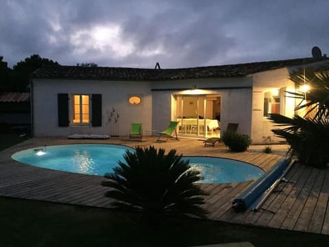 Très belle villa, 4 chambres, piscine et jacuzzi Villa in Rivedoux-Plage